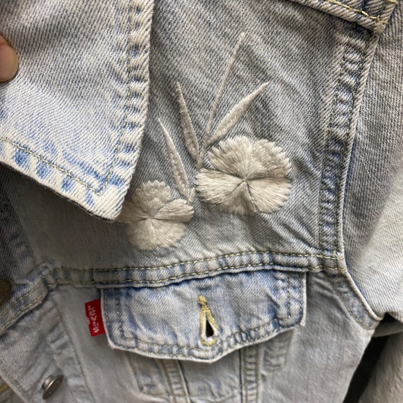 Levi's  Light Blue Demin Embroidered Jean Jacket Size M - Picture 5 of 5